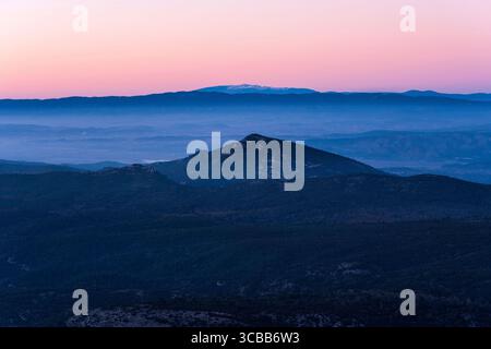France, Bouches du Rhône, pays d'Aix, Grand site Sainte victoire, commune de Jouques vue du pic des mouches, Vautubière (658 m), Mont Ventoux en arrière-plan Banque D'Images