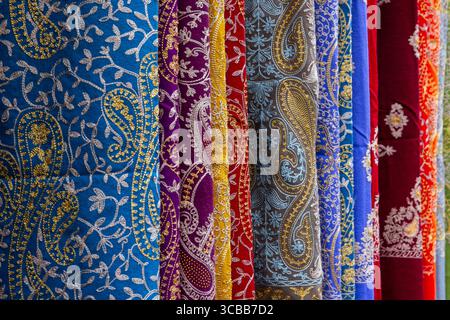 Les textiles aux couleurs vives présentant des motifs cachemire complexes et floraux créent un visuel vibrant Banque D'Images