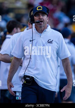 11 novembre 2023 Berkeley, CA États-Unis Justin Wilcox, entraîneur-chef californien, sur la ligne de touche lors du match de football de la NCAA entre les Cougars de l'État de Washington et les Golden Bears de Californie. La Californie a battu l'État de Washington 42-39 au California Memorial Stadium Berkeley Calif. Thurman James / CSM (crédit image : © Thurman James/CSM via ZUMA Press Wire) Banque D'Images