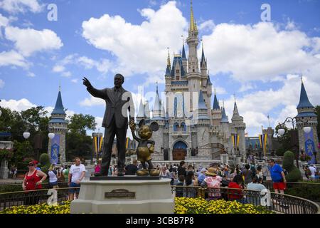 18 novembre 2023, États-Unis : la statue ''Partners'' se trouve devant le château de Cendrillon à Magic Kingdom le mercredi 1er mai 2019 à Disney World à Orlando, en Floride. (Crédit image : © allie Goulding/Tampa Bay Times via ZUMA Press Wire) Banque D'Images