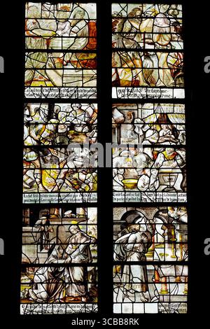 France, aube, Birenne le Château, église située sur la route du vitrail, église Saint Paul et Saint Pierre construite entre le XIIe et le XIXe siècle, vitrail en grisaille réalisé par un maître verrier de Troyes au XVIe siècle appelé la vie de Saint Jean Baptiste représentant de bas en haut et de gauche à droite la Visitation, l'annonce à Zacharia, Hérode brûle le corps de Saint Jean Baptiste, baptême, la tête de Saint Jean est présentée à Salomé, le baptême de Jésus-Christ Banque D'Images