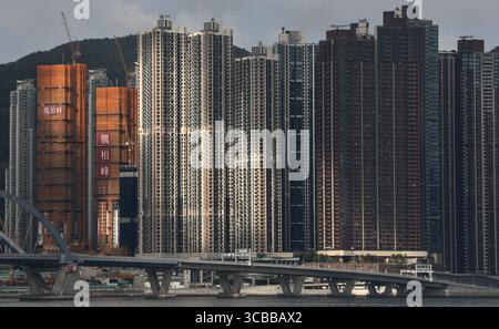 20 août 2023, HONG KONG, CHINE : dans la nouvelle ville de l'est sur la péninsule de Kowloon Hong Kong, un nouveau manoir est construit parmi des bâtiments résidentiels très peuplés qui se trouvent côte à côte au bord de l'eau. Hong Kong le prix de vente de la propriété plonge à moins 42,8% par rapport à la période de pointe des ventes de propriété en 2019 alors que la tendance de la migration des Hong Kongers quittant la ville à la recherche d'une nouvelle maison à l'étranger continue de frapper le marché immobilier.( FICHIER PHOTO ) sept-14,2023Hong Kong.ZUMA/Liau Chung-Ren (crédit image : © Liau Chung-Ren/ZUMA Press Wire) Banque D'Images