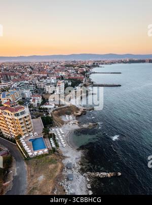 Vue aérienne à la station balnéaire Ravda sur la mer Noire, Bulgarie au coucher du soleil Banque D'Images