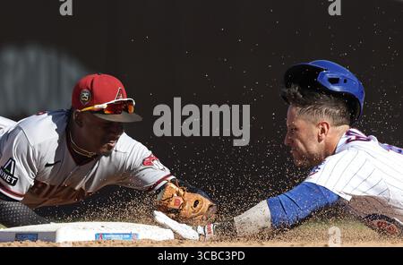 9 septembre 2023, Chicago, il : Arizona Diamondbacks Shortstop Geraldo Perdomo, à gauche, marque les Chicago Cubs' Yan Gomes à la deuxième base de la neuvième manche à Wrigley Field le samedi 9 septembre 2023, à Chicago. (Crédit image : © John J. Kim/Chicago Tribune via ZUMA Press Wire) Banque D'Images