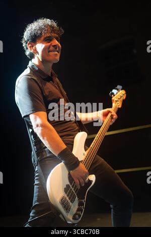 12 août 2023, Horsens, Copenhague, Danemark : Horsens, Danemark. 12h, août 2023. Le groupe de rock canadien Danko Jones donne un concert en direct lors du festival de metal danois Jailbreak 2023 à Horsens. Ici, le bassiste John Calabrese est vu en direct sur scène. (Crédit image : © Rolf Meldgaard/Gonzales photo via ZUMA Press) Banque D'Images