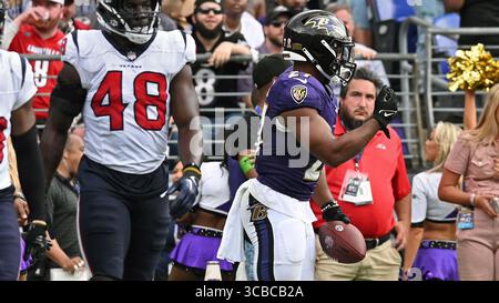10 septembre 2023 : les Ravens de Baltimore repoussent J.K. Dobbins, à droite, signe sur la ligne de touche avant de boiter après avoir été attaqué près de la ligne de but dans le troisième quart-temps dimanche 10 septembre 2023. Dobbins a été diagnostiqué avec un tendon d'Achille déchiré et manquera le reste de la saison. (Crédit image : © Kenneth K. Lam/The Baltimore Sun via ZUMA Press Wire) Banque D'Images