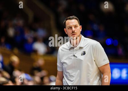 1er novembre 2023 : Drew Richards, entraîneur-chef des Braves des Pembroke, lors de la première mi-temps du match de basket-ball de la NCAA contre les Duke Blue Devils au Cameron Indoor à Durham, Caroline du Nord. (Scott Kinser/Cal Sport Media) (image crédit : © Scott Kinser/CSM via ZUMA Press Wire) Banque D'Images
