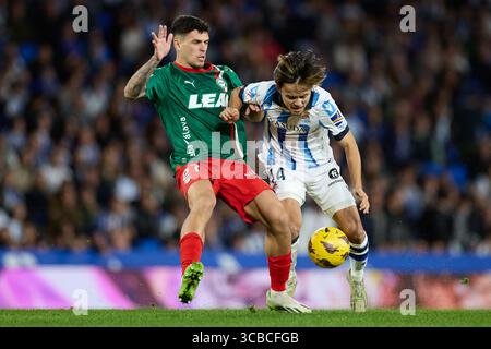 2 janvier 2024 : Javi Lopez de Deportivo Alaves concourt pour le ballon avec Takefusa Kubo de Real Sociedad lors du match LaLiga EA Sports entre Real Sociedad et Deportivo Alaves à Reale Arena le 2 janvier 2024, à San Sebastian, en Espagne. (Crédit image : © Ricardo Larreina/AFP7 via ZUMA Press Wire) Banque D'Images