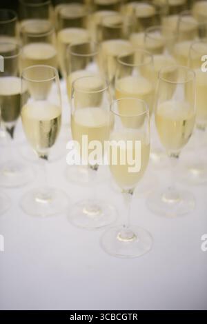Champagne flutes lined up for wedding celebration toast. Banque D'Images