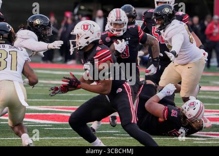 23 novembre 2023 : Utes Running back Jaquinden Jackson (3) en action pendant le match avec les Buffaloes du Colorado et les Utah Utes tenu au stade Rice-Eccles à Salt Lake UT. David Seelig/Cal Sport Medi (crédit image : © David Seelig / Cal Sport Media/CSM via ZUMA Press Wire) Banque D'Images