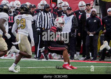 23 novembre 2023 : Utes Running Back Sione Vaki (28 ans) en action pendant le match avec Colorado Buffaloes et Utah Utes au Rice-Eccles Stadium à Salt Lake Utah. David Seelig/Cal Sport Medi (crédit image : © David Seelig / Cal Sport Media/CSM via ZUMA Press Wire) Banque D'Images