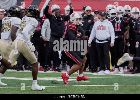 23 novembre 2023 : Utes Running Back Sione Vaki (28 ans) en action pendant le match avec Colorado Buffaloes et Utah Utes au Rice-Eccles Stadium à Salt Lake Utah. David Seelig/Cal Sport Medi (crédit image : © David Seelig / Cal Sport Media/CSM via ZUMA Press Wire) Banque D'Images