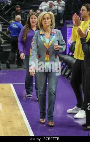 01 novembre 2023 : Kim Mulkey, entraîneur-chef de la LSU, est présenté avant une exposition de match de basket-ball féminin de la NCAA entre le Loyola Wolf Pack et les LSU Tigers au Pete Maravich Assembly Center à Baton Rouge, EN LOUISIANE. Jonathan Mailhes/CSM (crédit image : © Jonathan Mailhes/CSM via ZUMA Press Wire) Banque D'Images