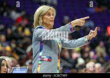 01 novembre 2023 : Kim Mulkey, entraîneur-chef de la LSU, fait un ajustement avec quelques-uns de ses joueurs lors d'un match de basket-ball féminin de la NCAA entre le Loyola Wolf Pack et les LSU Tigers au Pete Maravich Assembly Center à Baton Rouge, EN LOUISIANE. Jonathan Mailhes/CSM (crédit image : © Jonathan Mailhes/CSM via ZUMA Press Wire) Banque D'Images