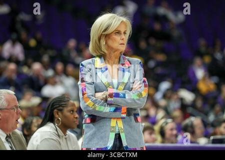 01 novembre 2023 : Kim Mulkey, entraîneur-chef de la LSU, regarde son équipe en compétition lors d'un match de basket-ball féminin de la NCAA entre le Loyola Wolf Pack et les LSU Tigers au Pete Maravich Assembly Center à Baton Rouge, EN LOUISIANE. Jonathan Mailhes/CSM (crédit image : © Jonathan Mailhes/CSM via ZUMA Press Wire) Banque D'Images