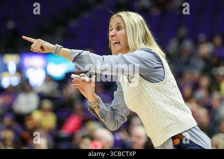 01 novembre 2023 : Kellie Kennedy, entraîneur-chef des Loyola, tente de corriger un joueur lors d'un match de basket-ball féminin de la NCAA entre le Loyola Wolf Pack et les LSU Tigers au Pete Maravich Assembly Center à Baton Rouge, EN LOUISIANE. Jonathan Mailhes/CSM (crédit image : © Jonathan Mailhes/CSM via ZUMA Press Wire) Banque D'Images