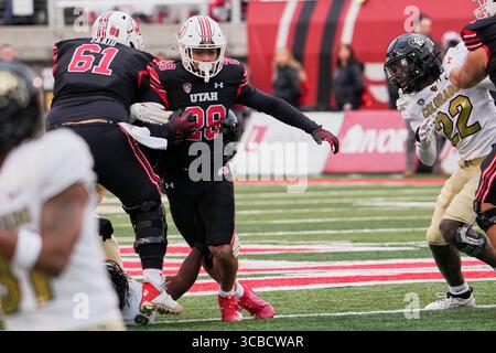 23 novembre 2023 : Utes Running Back Sione Vaki (28 ans) en action pendant le match avec Colorado Buffaloes et Utah Utes au Rice-Eccles Stadium à Salt Lake Utah. David Seelig/Cal Sport Medi (crédit image : © David Seelig / Cal Sport Media/CSM via ZUMA Press Wire) Banque D'Images