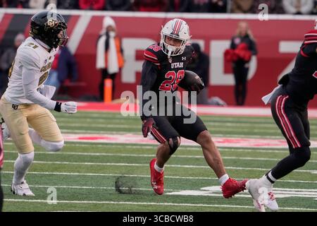 23 novembre 2023 : Utes Running Back Sione Vaki (28 ans) en action pendant le match avec Colorado Buffaloes et Utah Utes au Rice-Eccles Stadium à Salt Lake Utah. David Seelig/Cal Sport Medi (crédit image : © David Seelig / Cal Sport Media/CSM via ZUMA Press Wire) Banque D'Images