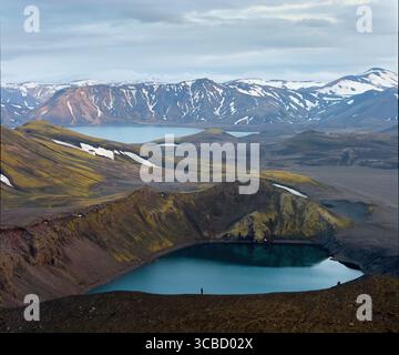 Paysage géothermique coloré avec des lacs de cratère volcaniques Banque D'Images