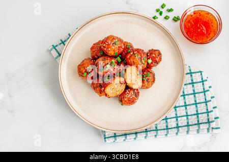 Boulettes de viande au poulet au piment doux avec condiment garnies d'échalotes Banque D'Images