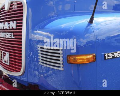 Camion rétro en bleu avec nuages réfléchissants et calandre rouge, stadtlohn, Rhénanie du Nord-Westphalie, Allemagne Banque D'Images