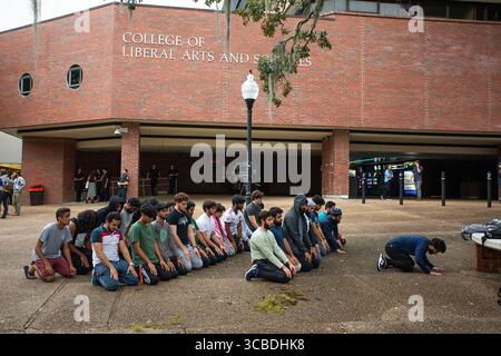 10 novembre 2023, Gainesville, FL, États-Unis : les étudiants se rassemblent à l'Université de Floride Turlington Hall pour la prière après un Teach-in organisé par les étudiants pour la justice en Palestine pour parler du conflit entre Israël et le Hamas le 12 octobre 2023, à Gainesville, en Floride. (Crédit image : © Luis Santana/Tampa Bay Times via ZUMA Press Wire) Banque D'Images