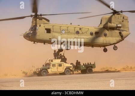 Les soldats américains, affectés à la joint Task Force-Southern Border, chargent à l'élingue un véhicule à roues polyvalent à haute mobilité sur un CH-47 Chinook pendant un vol Banque D'Images