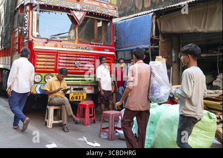 Rues de Mumbai, Masjid Bunder, Inde, petite entreprise et travailleur dans les bidonvilles, groupe de personnes et un camion, 06.03.2025 Banque D'Images