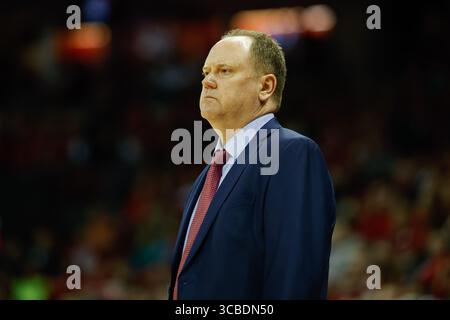 13 février 2024 : Greg Gard, entraîneur-chef des Wisconsin Badgers, lors du match de basket-ball de la NCAA entre les Buckeyes de l'État de l'Ohio et les Wisconsin Badgers au Kohl Center de Madison, WISCONSIN. Darren Lee/CSM (image de crédit : Banque D'Images