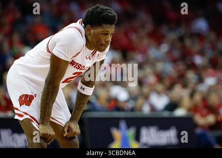 13 février 2024 : les Badgers du Wisconsin gardent AJ Storr (2) pendant le match de basket-ball de la NCAA entre les Buckeyes de l'État de l'Ohio et les Badgers du Wisconsin au Kohl Center de Madison, WISCONSIN. Darren Lee/CSM (image de crédit : Banque D'Images