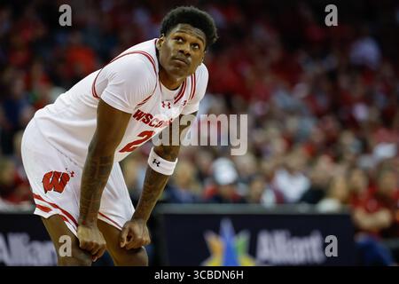 13 février 2024 : les Badgers du Wisconsin gardent AJ Storr (2) pendant le match de basket-ball de la NCAA entre les Buckeyes de l'État de l'Ohio et les Badgers du Wisconsin au Kohl Center de Madison, WISCONSIN. Darren Lee/CSM (image de crédit : Banque D'Images
