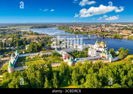 Vue aérienne par drone du monastère orthodoxe de Sainte Trinité Ipatievski pendant l'été avec la rivière Volga à Kostroma, Russie Banque D'Images