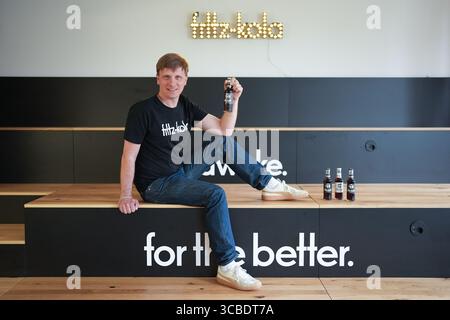 Hambourg, Allemagne. 07 août 2025. Mirco Wolf Wiegert, co-fondateur et directeur général de Fritz-Kola GmbH, est installé dans une salle de conférence au siège de la société. Crédit : Marcus Brandt/dpa/Alamy Live News Banque D'Images