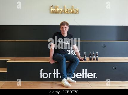 Hambourg, Allemagne. 07 août 2025. Mirco Wolf Wiegert, co-fondateur et directeur général de Fritz-Kola GmbH, est installé dans une salle de conférence au siège de la société. Crédit : Marcus Brandt/dpa/Alamy Live News Banque D'Images