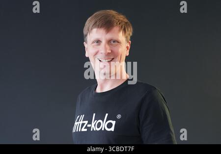 Hambourg, Allemagne. 07 août 2025. Mirco Wolf Wiegert, co-fondateur et directeur général de Fritz-Kola GmbH, est installé dans une salle de conférence au siège de la société. Crédit : Marcus Brandt/dpa/Alamy Live News Banque D'Images