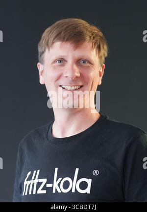 Hambourg, Allemagne. 07 août 2025. Mirco Wolf Wiegert, co-fondateur et directeur général de Fritz-Kola GmbH, est installé dans une salle de conférence au siège de la société. Crédit : Marcus Brandt/dpa/Alamy Live News Banque D'Images