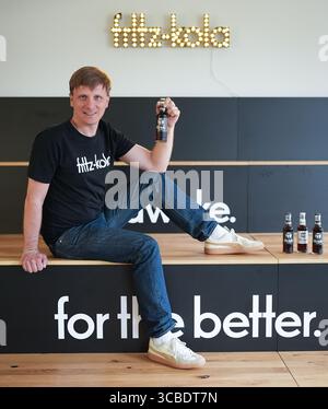 Hambourg, Allemagne. 07 août 2025. Mirco Wolf Wiegert, co-fondateur et directeur général de Fritz-Kola GmbH, est installé dans une salle de conférence au siège de la société. Crédit : Marcus Brandt/dpa/Alamy Live News Banque D'Images
