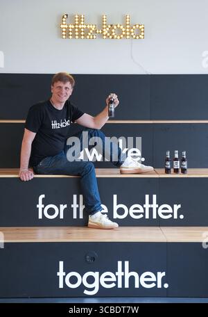 Hambourg, Allemagne. 07 août 2025. Mirco Wolf Wiegert, co-fondateur et directeur général de Fritz-Kola GmbH, est installé dans une salle de conférence au siège de la société. Crédit : Marcus Brandt/dpa/Alamy Live News Banque D'Images