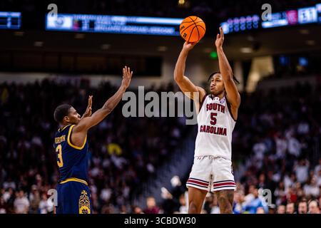 28 novembre 2023 : la garde des Gamecocks de Caroline du Sud Meechie Johnson (5) tire sur notre Dame en combattant le garde irlandais Markus Burton (3) pendant la seconde moitié du match de basket-ball de la NCAA au Colonial Life Arena à Columbia, Caroline du Sud. (Scott Kinser/CSM) (image de crédit : © Scott Kinser/CSM via ZUMA Press Wire) Banque D'Images