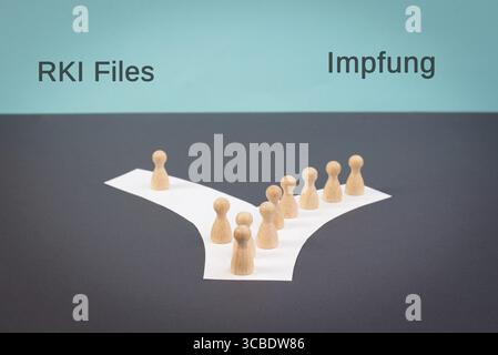 Foule de gens suivent le chemin de la vaccination, on pense différent et étudie les fichiers RKI, la propagande, la théorie du complot, les médias et la manipulation, allemand Banque D'Images
