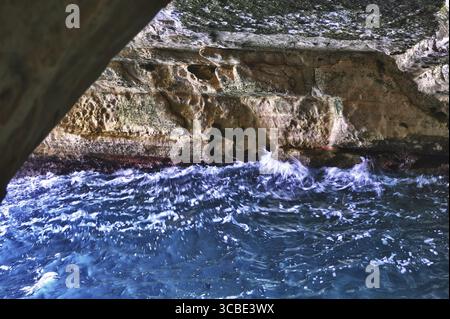 Les falaises de craie blanche et de grottes souterraines Rosh Hanikra Banque D'Images