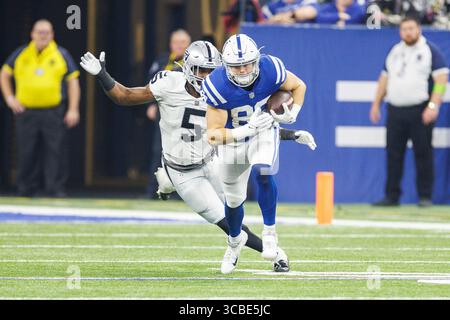 31 décembre 2023 : le Tight End des Colts d'Indianapolis Will Mallory (86 ans) court avec le ballon après la capture alors que Divine Deablo (5 ans), linebacker des Raiders de Las Vegas, poursuit lors d'un match de football de la NFL au Lucas Oil Stadium à Indianapolis, Indiana. John Mersits/CSM. (Crédit image : © John Mersits/CSM via ZUMA Press Wire) Banque D'Images