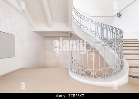 Escalier en spirale blanc moderne avec balustrade ornée et Subida Sign dans le marché de Bolhao. Architecture épurée, intérieur minimaliste, design contemporain, Port Banque D'Images