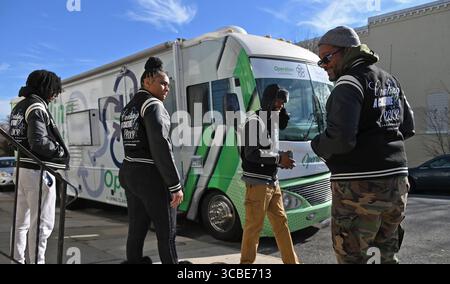 3 janvier 2024, Baltimore, Maryland : les membres de l'opération Respond, une équipe d'intervention de gestion de crise, Josh Tuck, à gauche, Belinda Mazyck, Antonio Taylor et Dante Johnson, conduisent le VR personnalisé de l'équipe au quartier McElderry Park de Baltimore et marchent dans les rues à la recherche de personnes qui pourraient avoir besoin d'aide. (Crédit image : © Lloyd Fox/Baltimore Sun via ZUMA Press Wire) Banque D'Images