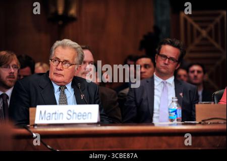 19 juillet 2011, Washington, District of Columbia, États-Unis : L'acteur Martin Sheen témoigne lors d'une audience devant le Comité sénatorial des États-Unis sur le sous-comité judiciaire sur la criminalité et le terrorisme sur ''les tribunaux de traitement des drogues et des anciens combattants : recherche de solutions rentables pour protéger la sécurité publique et réduire la récidive'' à Washington, D.C. le mardi 19 juillet 2011. L'acteur Matthew Perry regarde de droite (crédit image : © Ron Sachs/CNP via ZUMA Press Wire) Banque D'Images