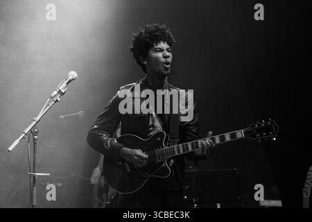 SKINNY PELEMBE, CONCERT LIVE, 2019 : Skinny Pelembe – de son vrai nom Doya Beardmore – joue sur la scène Walled Garden au Green Man Festival 2019 au pays de Galles, Royaume-Uni. Crédit photo : Rob Watkins. INFO : Skinny Pelémbé est un auteur-compositeur-interprète britannique mêlant voix soul avec influences indie et folk. Sa musique combine narration intime et mélodies atmosphériques, explorant les thèmes de l’identité et de l’appartenance, l’établissant comme une voix distincte et évocatrice dans la scène musicale contemporaine britannique. Banque D'Images