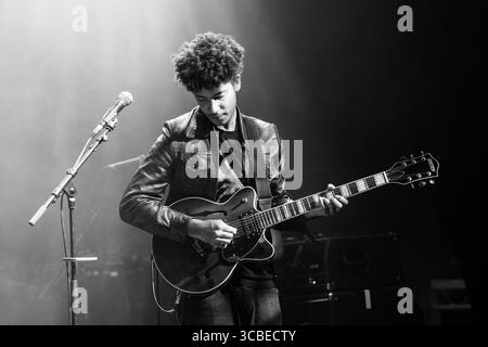 SKINNY PELEMBE, CONCERT LIVE, 2019 : Skinny Pelembe – de son vrai nom Doya Beardmore – joue sur la scène Walled Garden au Green Man Festival 2019 au pays de Galles, Royaume-Uni. Crédit photo : Rob Watkins. INFO : Skinny Pelémbé est un auteur-compositeur-interprète britannique mêlant voix soul avec influences indie et folk. Sa musique combine narration intime et mélodies atmosphériques, explorant les thèmes de l’identité et de l’appartenance, l’établissant comme une voix distincte et évocatrice dans la scène musicale contemporaine britannique. Banque D'Images