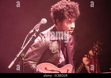 SKINNY PELEMBE, CONCERT LIVE, 2019 : Skinny Pelembe – de son vrai nom Doya Beardmore – joue sur la scène Walled Garden au Green Man Festival 2019 au pays de Galles, Royaume-Uni. Crédit photo : Rob Watkins. INFO : Skinny Pelémbé est un auteur-compositeur-interprète britannique mêlant voix soul avec influences indie et folk. Sa musique combine narration intime et mélodies atmosphériques, explorant les thèmes de l’identité et de l’appartenance, l’établissant comme une voix distincte et évocatrice dans la scène musicale contemporaine britannique. Banque D'Images