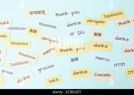 Jour de remerciement, mot de remerciement dans différentes langues, être reconnaissant, soutien, aide et concept de charité Banque D'Images