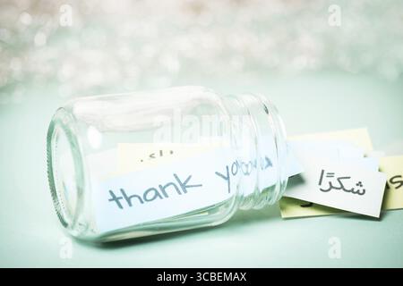 Jour de remerciement, mot de remerciement dans différentes langues, être reconnaissant, soutien, aide et concept de charité Banque D'Images